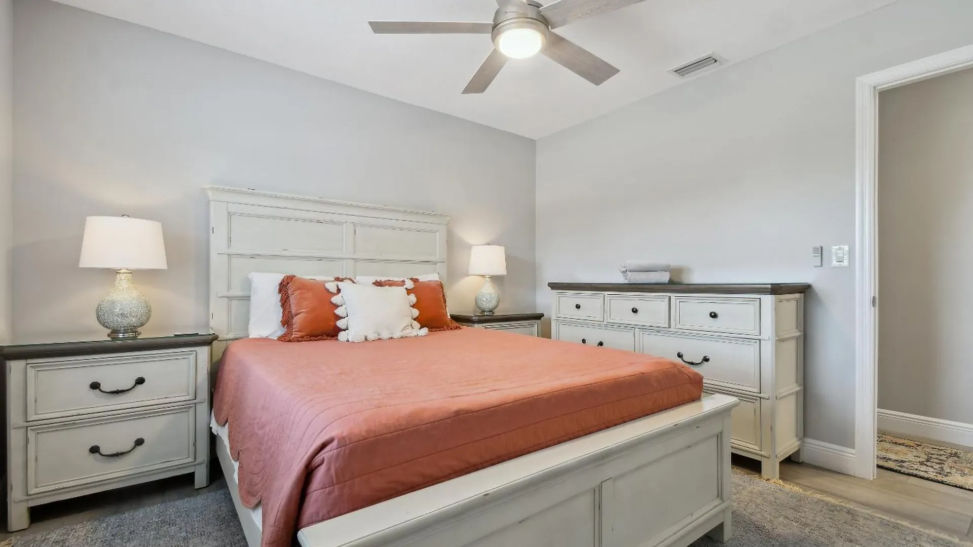Lake House Westchase Area. Heated Pool Waterfront! Tampa