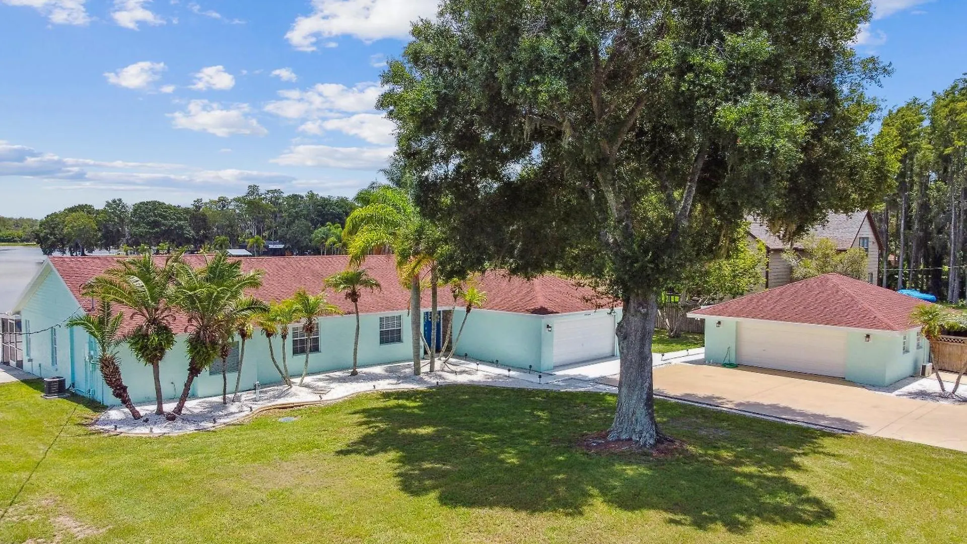 Lake House Westchase Area. Heated Pool Waterfront! Tampa Holiday home