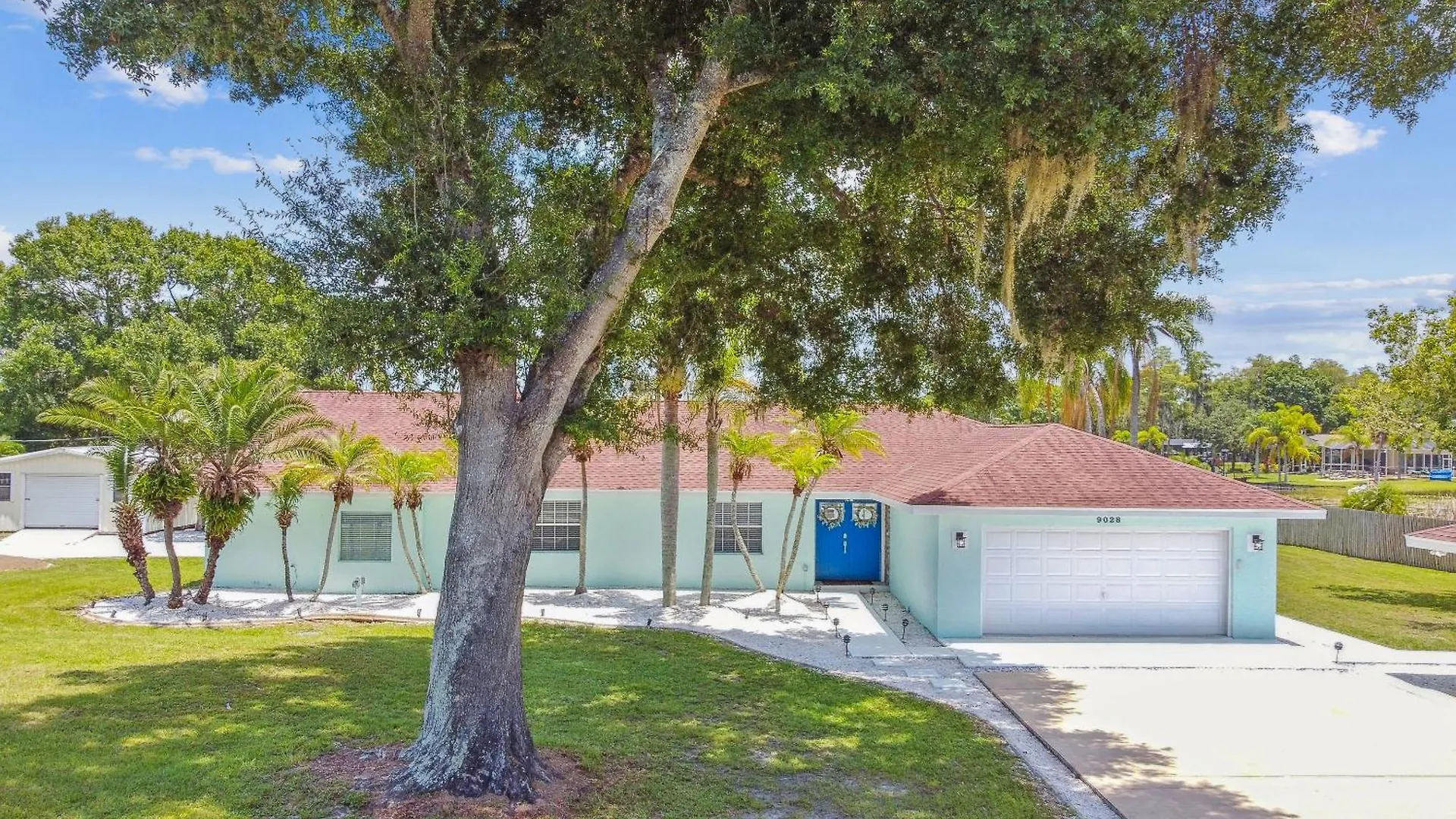 Lake House Westchase Area. Heated Pool Waterfront! Tampa