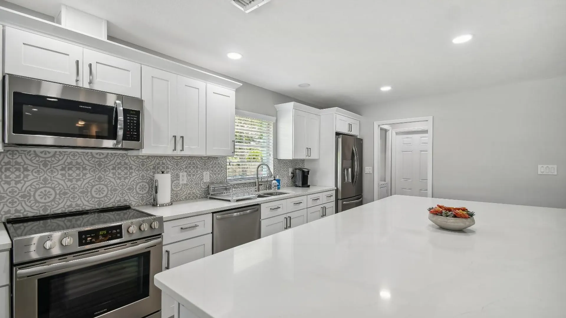 Lake House Westchase Area. Heated Pool Waterfront! Tampa Holiday home