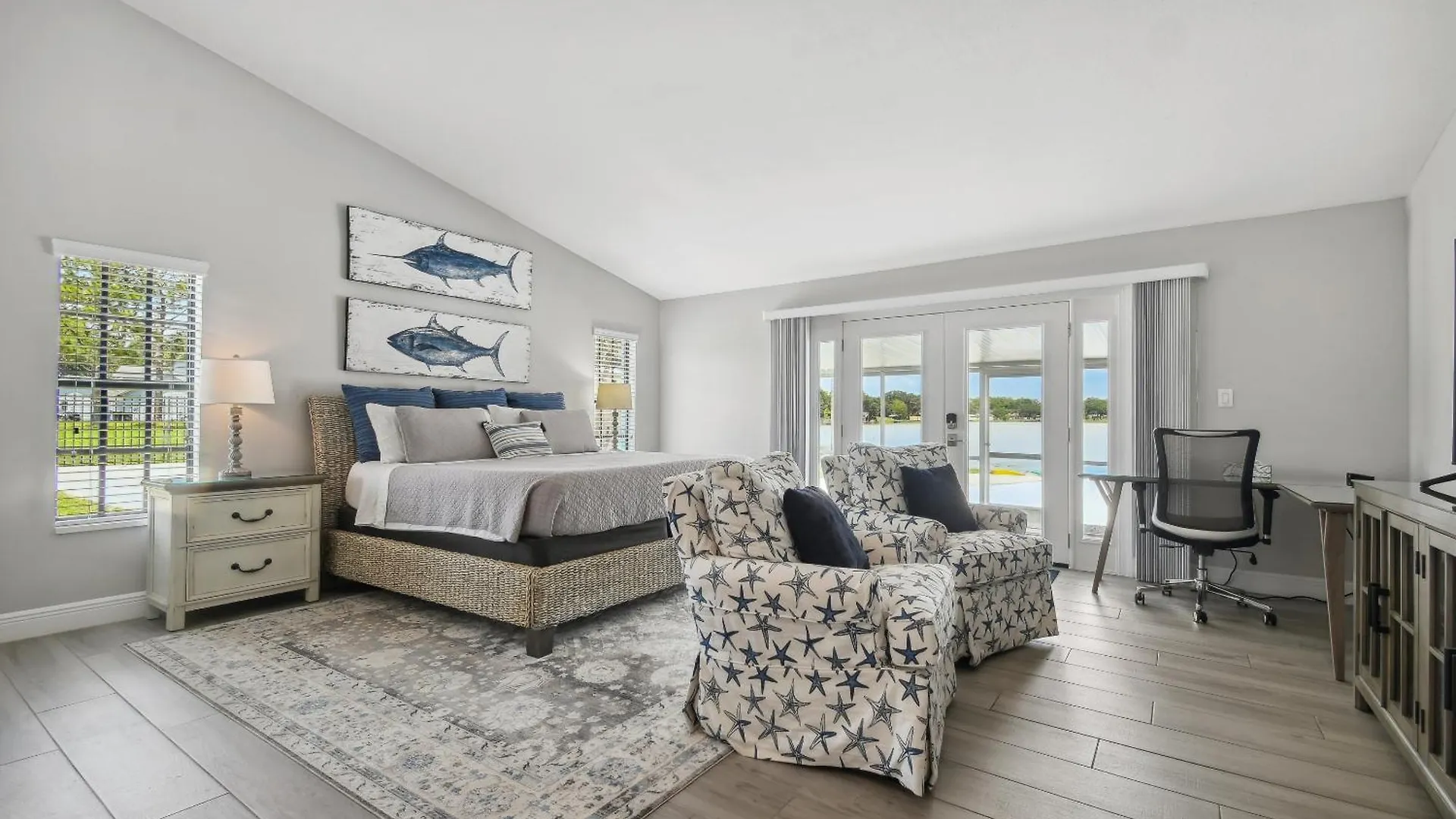 Lake House Westchase Area. Heated Pool Waterfront! Tampa