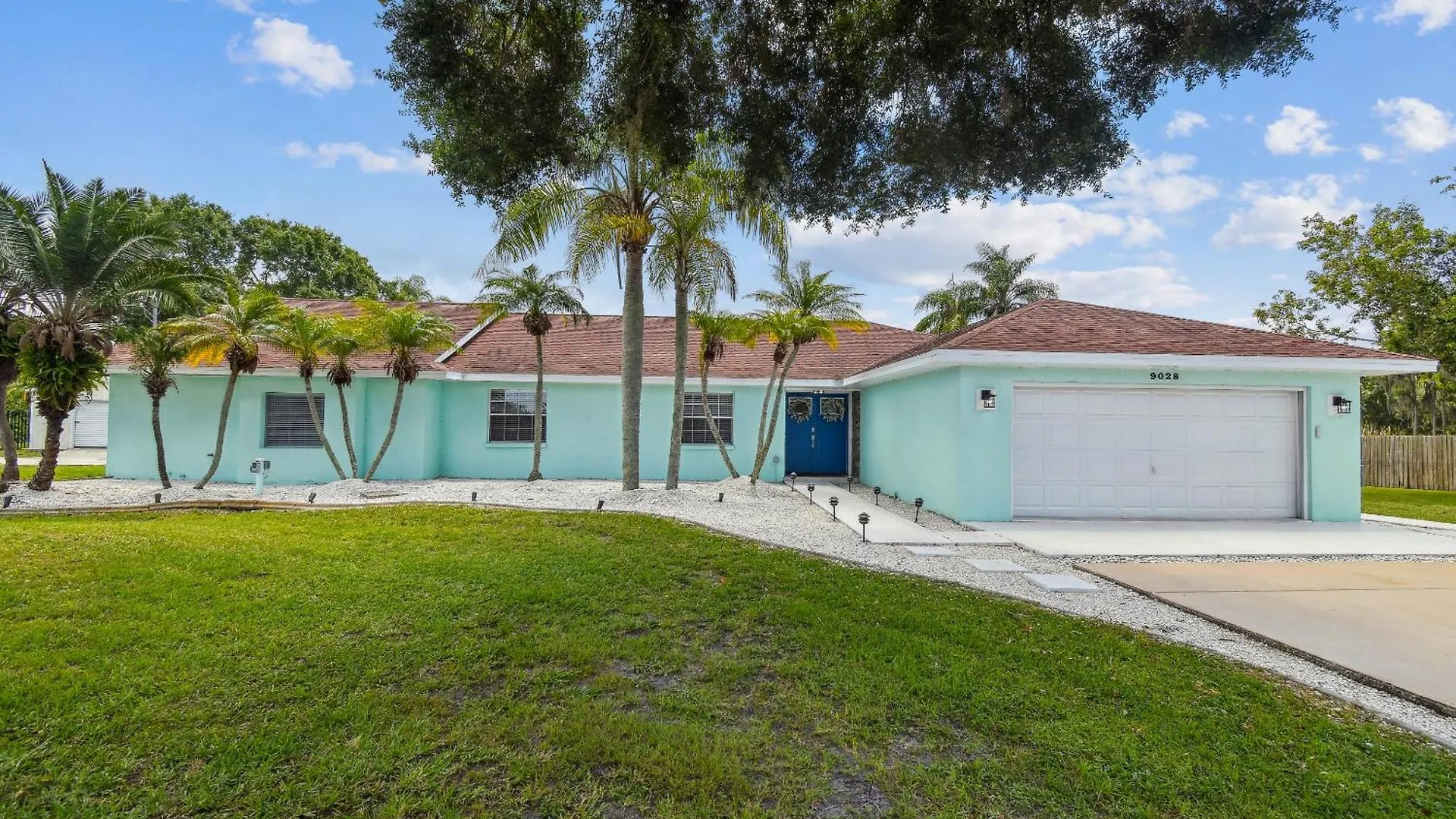 Lake House Westchase Area. Heated Pool Waterfront! Tampa